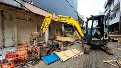 Alat berat dikerahkan untuk membongkar lapak PKL Lawang Seketeng dan Jalan Pedati, Kecamatan Bogor Tengah, Kota Bogor, Selasa (26/5/2020). (Ayobogor/Husnul Khatimah)