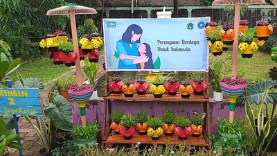 Hasil karya warga Jakarta Selatan dipamerkan dalam lomba memanfaatkan botol dan galon plastik bekas untuk menanam sayur. Foto: Istimewa