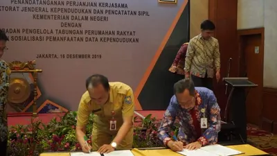 Sinergi antara BP Tapera dengan Ditjen Dukcapil diwujudkan dengan penandatanganan perjanjian kerja sama antara Komisioner BP Tapera, Adi Setianto, dan Dirjen Dukcapil Kementerian Dalam Negeri, Zudan Arif Fakrulloh.  (Biro Komunikasi Publik Kementerian PUPR)
