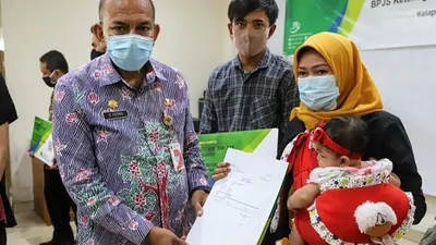 Penyerahan bantuan program BPJS Ketenagakerjaan diserahkan secara simbolis oleh Sekretaris Kota (Sekko) Pemkot Jakut Desi Putra (Ayojakarta.com/dok utara.jakarta.go.id)