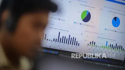 Ilustrasi karyawan BPS memantau data sensus penduduk online/dok: republika.co.id