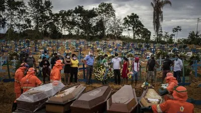 Keluarga menghadiri pemakaman sejumlah korban meninggal Covid-19 di Manaus, Brasil, (23/4). (Foto: EPA)