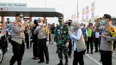 Kapolda Jawa Tengah, Irjen Rycko Amelza Dahniel meninjau jalur Tol Pejagan, perbatasan antara Jawa Tengah dengan Jawa Barat. (dok)