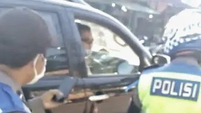 Video viral oknum polisi tak bermasker marahi petugas yang berjaga di Pos PSBB Kecamatan Ciparay, Kabupaten Bandung, Senin (25/5/2020) (dok)