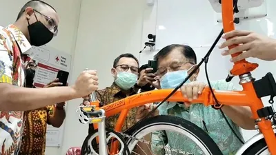 Wakil Presiden 2014-2019 sekaligus Ketua Umum PMI, Jusuf Kalla membubuhkan tanda tangan di sepeda Brompton.  (ist)