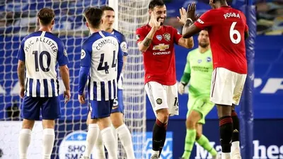 Bruno Fernandes (kedua dari kanan) dan Paul Pogba merayakan keunggulan Manchester United atas Brighton & Hove Albion.  Foto: EPA-EFE/Alastair Grant/NMC/Pool