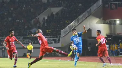 Pemain bertahan Persis Solo, Bruno Casimir mengadang laju pemain Persib Bandung, Frets Butuan, dalam partai uji coba di Stadion Manahan, Februari 2020. (Ayojakarta.com/Budi Cahyono)