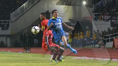 Pemain Persib Bandung, Frets Butuan berduel dengan pemain bertahan Persis Solo dalam partai uji coba di Stadion Manahan, Kota Solo, Jawa Tengah, Februari 2020. (Ayojakarta.com/Budi Cahyono)