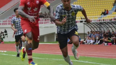 Bruno Casimir saat membela Persis Solo beradu sprint dengan striker Semen Padang Johan Yoga Utama dalam partai uji coba melawan Semen Padang di Stadion Manahan, pada awal tahun 2020 sebelum pandemi Covid-19. (Ayojakarta/Budi Cahyono)