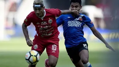 Pesepak bola Persija Jakarta Bruno Matos (kiri) berebut bola dengan pesepak bola PSM Makassar. (Antara)