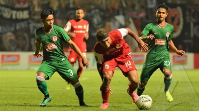 Bruno Matos saat membela Persija Jakarta, berusaha melepaskan diri dari kawalan dua pemain PS Sleman, Bagus Nirwanto dan Irkham Zahrul Mila di Stadion Maguwoharjo, Sleman, Yogyakarta. (Ayojakarta.com/Budi Cahyono)