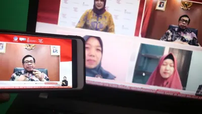 Dr. Abdul Kahar, M.Pd (Kepala Pusat Layanan Pembiayaan Pendidikan (Puslapdik) Kemendikbud) dalam dialog produktif bertema subsidi upah mendukung pendidik dan tenaga kependidikan non-PNS bersama Perwakilan Dosen dan Guru Honorer penerima Subsidi di Jakarta, Kamis, 19 November 2020.