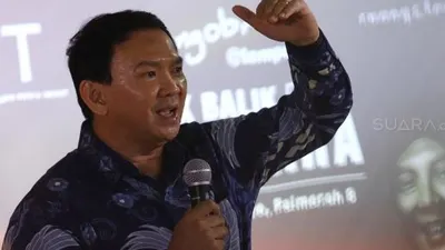 Basuki Tjahaja Purnama (Ahok) bercerita tentang buku barunya di Gedung Tempo, Palmerah, Jakarta, Senin (17/2). [Suara.com/Angga Budhiyanto]