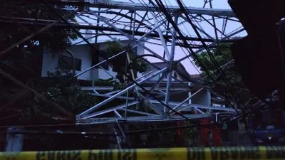 BTS roboh di kawasan Radio Dalam, Jakarta Selatan (Suara.com/M Yasir)