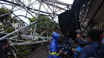 BTS roboh di kawasan Radio Dalam, Jakarta Selatan (Suara.com/M Yasir)