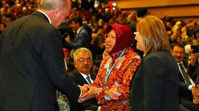 Wali Kota Surabaya Tri Rismaharini menyalami Presiden Turki Recep Tayyib Erdogan di Ankara, Turki/KBRI Ankara