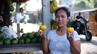 Ela, salah satu penjual buah alkesa di Tambun Utara, Kabupaten Bekasi. (Ayobekasi/Firda)