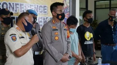 Kapolres Metro Bekasi Komisaris Besar Hendra Gunawan merilis pelaku pembuang sampah  di Kalimalang Kabupaten Bekasi di Mapolres Metro Bekasi pada Kamis (22/10/2020) petang. (Foto: Pradita Kurniawan Syah).