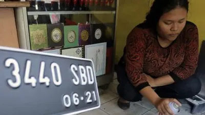Pembuatan plat nomor kendaraan/Jawapos.com