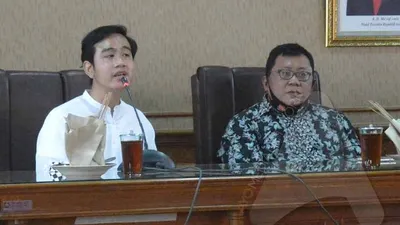 Ketua DPRD Surakarta, Budi Prasetyo (kanan) saat bersama Gibran Rakabuming Raka dalam silaturahmi di Kantor DPRD Kota Surakarta, Jumat (24/7/2020). (Ayojakarta.com/Budi Cahyono)