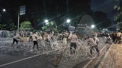 Aparat kepolisian membuka jalur Jalan Medan Merdeka Barat usai unjuk rasa mahasiswa/Ayojakarta.com
