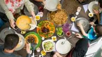sebagai ilustrasi buka puasa bersama keluarga. shutterstock