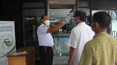 Pemeriksaan suhu tubuh karyawan dan tamu Bank Bukopin (Humas Bank Bukopin)