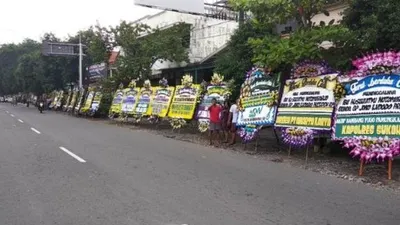 Ratusan ucapan belasungkawa berbentuk karangan bunga untuk keluarga Presiden Joko Widodo (Jokowi) berjajar di tepi Jalan Letjen Suprapto, Kelurahan Sumber, Kecamatan Banjarsari, Kota Solo, Kamis (26/3/2020). (SuaraJogja.id/Muhammad Ilham Baktora)