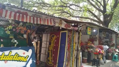 Deretan toko bunga di Jalan Dharmawangsa Raya/Antara