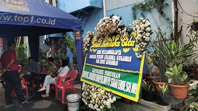 Karangan bunga di kediaman salah satu korban tewas, Wisnu di Jakarta Timur, Rabu (13/11/2019)/Ayoajakarta.com - Dhika Alam Noor