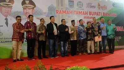 Bupati Banjar, KH. Khalilurrahman foto bersama Ketua Umum SMSI, Firdaus SMSI dan jajaran pengurus pusat dan daerah di pendopo Kantor Bupati Banjar, Kalimantan Selatan, Jumat (7/2/2020) (Humas HPN 2020)