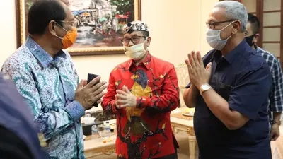 Bupati Cirebon, Imron Rosyadi (tengah) saat rakor kepala daerah se-Wilayah Cirebon yang membahas Covid-19 di Balai Kota Cirebon, Jumat (29/5/2020) malam. (Ayocirebon/Erika Lia)