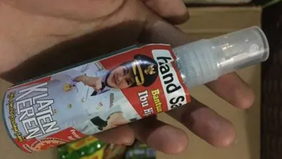 Hand sanitizer dengan stiker Bupati Klaten Sri Mulyani yang merupakan bantuan Kementerian Sosial. (dok Twitter)