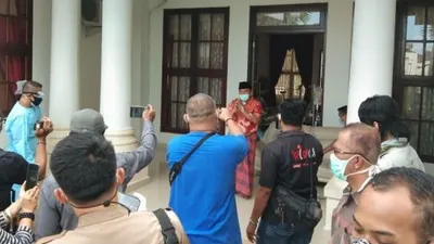 Bupati Ogan Ilir Ilyas Panji Alam jumpa pers, umumkan dirinya positif virus corona. (Suara.com/Rio)