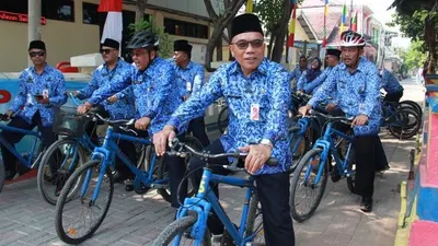 Bupati Kepulauan Seribu Husein Murad bersepeda di Pulau Pramuka/pulauseribu.jakarta.go.id