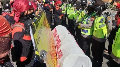 Penolakan terhadap Omnibus Law atau RUU Cipta Kerja masih terus berlanjut di tengah pandemi Covid-19. (Suara.com/Arry)