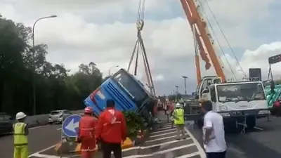 Evakuasi bus Damri yang terguling di Tol Sedyatmo, Jakarta (Twitter TMC Polda Metro Jaya)