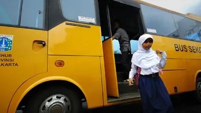 Bus sekolah (Tempo/Panca Syurkani)