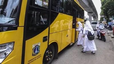 Ilustrasi - bus sekolah yang beroperasi di DKI Jakarta (Antara)