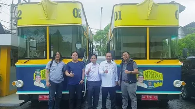 Tim Humas Hari Pers Indonesia (HPN) 2020 foto bersama dengan latar bus wisata Kalimantan Selatan di Banjarmasin (Humas HPN)