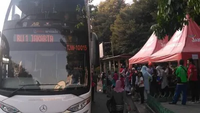 Warga mengantre sebelum naik Bus Wisata Transjakarta di depan BNI 46, Kota Tua, Jakarta Barat. (TribunJakarta.com/Leo Permana)