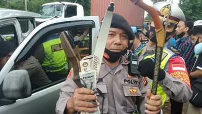 Polisi mengamankan busur tanah sebagai barang bukti. (dok)