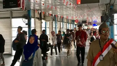 Petugas halte TransJakarta Harmoni mengenakan kostum veteran menjelang peringatan kemerdekaan ke 74 Republik Indonesia, Kamis (16/8/2019). (ANTARA/Suwanti)