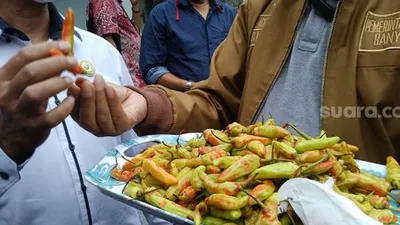 Cabai rawit yang diberi pewarna merah ditunjukkan Bupati Banyumas di Pendopo Supanji Purwokerto, Rabu (30/12/2020). (Suara.com/Anang Firmansyah)