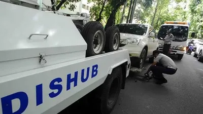 Parkir di Trotoar dan Jalur Sepeda, Belasan Kendaraan di Jaksel Ditindak