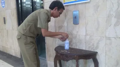 Seorang ASN di lingkungan Pemkot Jakarta Utara menggunakan fasilitas cairan antiseptik yang disediakan Bagian Umum Pemkot Jakut. (Dok. Pemkot Jakut)