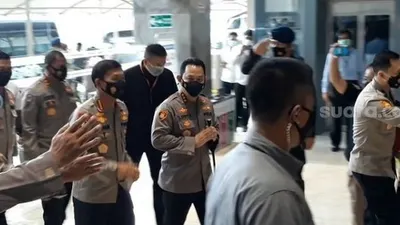 Calon Kapolri Komjen Listyo Sigit Prabowo yang didampingi Kapolri Jenderal Idham Azis saat hendak mengikuti fit and propert test di DPR. (Suara.com/Novian)