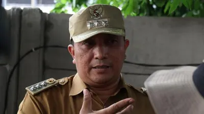 Camat Senen Ronny Japriko di sela-sela penjagaan di Jalan Senen Raya (pusat.jakarta.go.id)