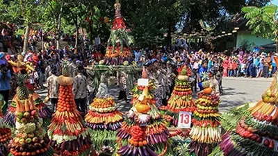 Tradisi Grebeg Gunungan di Yogyakarta (Shutterstock.com/titaperwitasari)
