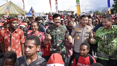 Panglima TNI Marsekal TNI Hadi Tjahjanto bersama Kepala Polri Jenderal Idham Azis menghadiri Bakti Sosial dan KKR di Wamena. (Puspen TNI)